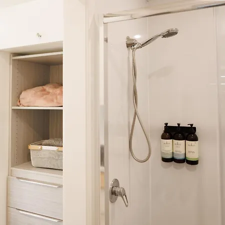 Sweet Beautiful Tiny Home With Pool And 2 Minute Drive To The Beach Wollongong Exterior photo
