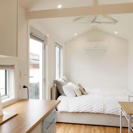 Sweet Beautiful Tiny Home With Pool And 2 Minute Drive To The Beach Wollongong Exterior photo
