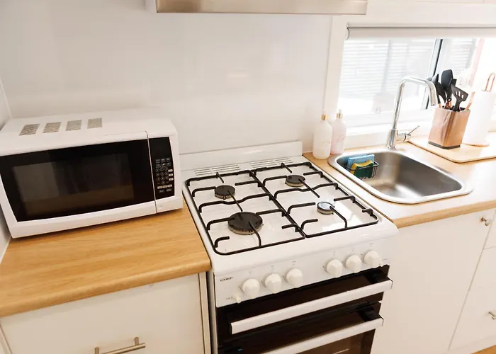 Sweet Beautiful Tiny Home With Pool And 2 Minute Drive To The Beach